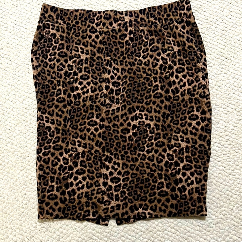 TORRID leopard print women’s pencil skirt with slit in the back size 2